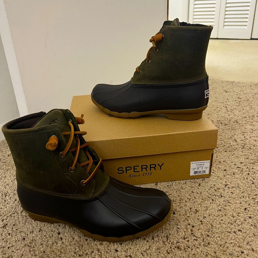 Size 7.5 brand new Sperry duck boots